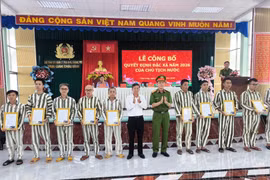 Trao quyết định đặc xá cho phạm nhân ở Vĩnh Long. (Ảnh: Huỳnh Phúc Hậu/TTXVN)