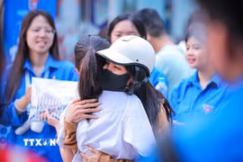 Tình yêu thương của phụ huynh là nguồn động lực lớn lao giúp thí sinh vững vàng "vượt vũ môn". (Ảnh: Hoàng Hiếu/TTXVN)