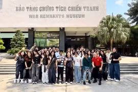 Sinh viên Singapore thăm Bảo tàng chứng tích chiến tranh. (Ảnh: TTXVN phát)