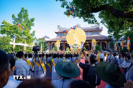 Đại lễ Phật đản ở thành phố Huế thu hút đông đảo chư tôn đức Tăng ni, Phật tử cùng người dân, du khách tham dự. (Ảnh: Mai Trang/TTXVN)