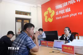 Người dân đến Trung tâm phục vụ hành chính công xã Phục Hòa giải quyết thủ tục hành chính. (Ảnh: Chu Hiệu/TTXVN)