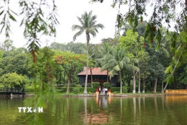 Tham quan khu tích, chúng ta cảm nhận được tấm gương đạo đức và tư tưởng của Chủ tịch Hồ Chí Minh hiển hiện trên mọi nếp nhà, vườn cây, ao cá tại nơi đây. (Ảnh: Thanh Tùng/TTXVN)