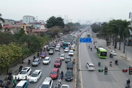 Quốc lộ 1A cũ các phương tiện đông đúc ngày từ sáng 4/1. (Ảnh: Quốc Khánh/ TTXVN)