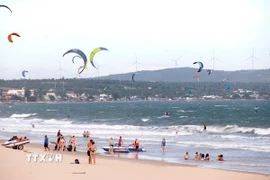 Tuyến du lịch biển với loại hình thể thao, nghỉ dưỡng biển tiếp tục hút khách trong kỳ nghỉ Tết dương lịch tại Lâm Đồng. (Ảnh: Hồng Hiếu/TTXVN)