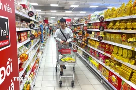 Người tiêu dùng mua sắm tại siêu thị Go!. (Ảnh: Hương Giang/TTXVN)