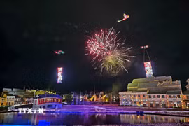 Màn trình diễn drone tái hiện hình tượng Rồng-Phượng trên bầu trời Hội An. (Ảnh: Trần Lê Lâm/TTXVN)