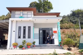 Ngôi nhà xây dựng từ mô hình "Ngôi nhà Cấp ủy" khang trang nổi bật giữa thông Bằng Lăng xây dựng từ nguồn kinh phí do các đảng viên xã Đam Rông 2 đóng góp vào cuối năm 2025. (Ảnh: Chu Quốc Hùng/TTXVN)