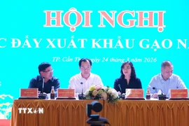 Lãnh đạo Bộ Công Thương, Ủy ban Nhân dân thành phố Cần Thơ, Hiệp hội Lương thực Việt Nam chủ trì hội nghị. (Ảnh: Thanh Liêm/TTXVN)