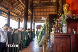 Lực lượng Thanh niên xung phong Thành phố Hồ Chí Minh dành một phút mặc niệm, tưởng nhớ 99 liệt sỹ thanh niên xung phong Thành phố đã anh dũng hy sinh trong chiến tranh bảo vệ biên giới Tây Nam. (Ảnh: Giang Phương/TTXVN)