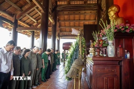 Lực lượng Thanh niên xung phong Thành phố Hồ Chí Minh dành một phút mặc niệm, tưởng nhớ 99 liệt sỹ thanh niên xung phong Thành phố đã anh dũng hy sinh trong chiến tranh bảo vệ biên giới Tây Nam. (Ảnh: Giang Phương/TTXVN)