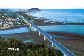 Cầu Cửa Thơi bắc qua cửa biển Lạch Thơi (xã Quỳnh Phú, tỉnh Nghệ An). (Ảnh: Xuân Tiến/TTXVN)