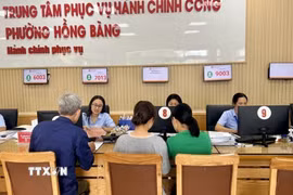 Trung tâm Phục vụ hành chính công phường Hồng Bàng là mô hình đầu tiên trong cấp phường tại thành phố Hải Phòng tích hợp đồng bộ giữa giải quyết thủ tục hành chính và các dịch vụ tiện ích hành chính-xã hội. (Ảnh: Minh Huệ/TTXVN)