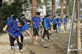 Thành Đoàn Huế huy động 15 đơn vị đoàn thanh niên để tổ chức vệ sinh 19 địa điểm trên địa bàn thành phố Huế. (Ảnh: Văn Dũng/TTXVN)
