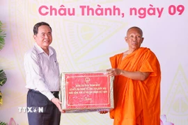 Chủ tịch Quốc hội Trần Thanh Mẫn tặng quà chức sắc tôn giáo trên địa bàn xã An Ninh, Cần Thơ. (Ảnh: Doãn Tấn/TTXVN)