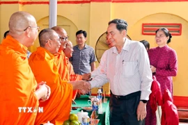 Chủ tịch Quốc hội Trần Thanh Mẫn với đại biểu. (Ảnh: Doãn Tấn/TTXVN)