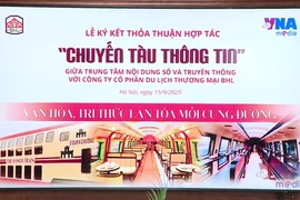 Đưa ấn phẩm đặc sắc của TTXVN lên chuyến tàu ”Hà Nội 5 cửa ô” 