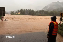 Nhiều tuyến đường liên xã của huyện Hướng Hóa, tỉnh Quảng Trị bị ngập sâu, chia cắt nhiều khu vực do đợt mưa bão vừa qua. (Ảnh: TTXVN phát)