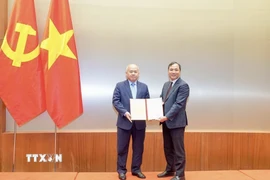 Đồng chí Hoàng Trung Dũng, Ủy viên Trung ương Đảng, Phó Trưởng Ban Thường trực Ban Tổ chức Trung ương trao Quyết định cho Phó Bí thư Thành ủy Hải Phòng Đỗ Thành Trung. (Ảnh: Minh Huệ/TTXVN)