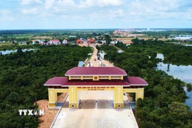 Quốc môn Cửa khẩu quốc tế Tân Nam đối diện Cửa khẩu quốc tế Meun Chay (tỉnh Prey Veng, Vương quốc Campuchia) vừa được khai trương. (Ảnh: Minh Phú/TTXXN)