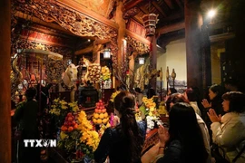 Người dân đi lễ đền Bạch Mã (trấn Đông) ngày mùng 2 Tết Bính Ngọ. (Ảnh: Khánh Hòa/TTXVN)