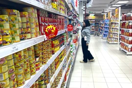 Sức mua mặt hàng đồ hộp giảm nhẹ tại nhiều hệ thống siêu thị trên địa bàn Thành phố Hồ Chí Minh. (Ảnh: Hương Giang/TTXVN)