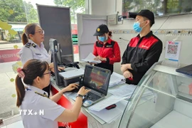 Đoàn kiểm tra đột xuất an toàn thực phẩm tại các cửa hàng của Công ty C.P trên địa bàn tỉnh Bình Dương. (Ảnh: TTXVN phát)