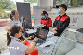 Đoàn kiểm tra đột xuất an toàn thực phẩm tại các cửa hàng của Công ty C.P trên địa bàn tỉnh Bình Dương. (Ảnh: TTXVN phát)