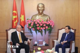 Trưởng Ban Chính sách, Chiến lược Trung ương Trần Lưu Quang tiếp Cố vấn Đặc biệt Liên minh Nghị sỹ hữu nghị Nhật-Việt Takebe Tsutomu. (Ảnh: Tuấn Anh/TTXVN)