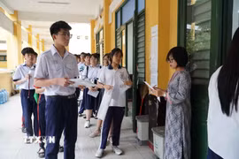 Thí sinh dự thi tại điểm thi Trường Trung học Phổ thông Trưng Vương. (Ảnh: Thu Hoài/TTXVN)