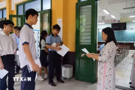Thí sinh dự thi tại điểm thi Trường Trung học Phổ thông Trưng Vương. (Ảnh: Thu Hoài/TTXVN)