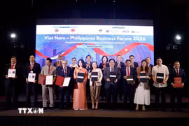 Phó Thủ tướng, Bộ trưởng Quốc phòng Phan Văn Giang chứng kiến lễ trao các văn kiện hợp tác giữa hai nước. (Ảnh: Thống Nhất/TTXVN)