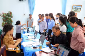 Cán bộ địa chính xã Vĩnh Hải rà soát hồ sơ đất thu hồi để chuyển chi trả bồi thường, hỗ trợ tái định cư cho người dân vùng dự án Nhà máy điện hạt nhân Ninh Thuận 2. (Ảnh: Công Thử/TTXVN)