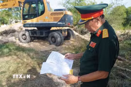 Suốt gần 60 năm qua, ông Lê Hữu Tòng luôn ghi chép đầy đủ ký ức về trận đánh Động Tòa cũng như gìn giữ các thông tin về nơi nghi ngờ có hài cốt đồng đội để cung cấp cho các lực lượng chức năng. (Ảnh: Mai Trang/TTXVN)