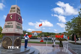 Lá cờ tung bay nơi đầu sóng, biểu tượng của chủ quyền thiêng liêng. (Ảnh: Xuân Quý/TTXVN)