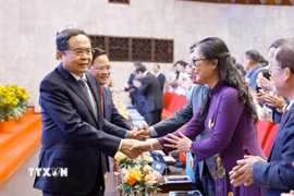 Chủ tịch Quốc hội Trần Thanh Mẫn với đại biểu dự Lễ kỷ niệm 140 năm Ngày Quốc tế Lao động. (Ảnh: Doãn Tấn/ TTXVN)