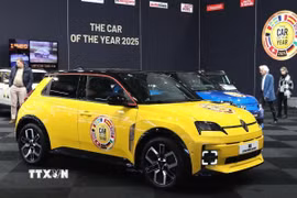 Xe điện Renault 5 được bình chọn là "Xe ôtô của năm 2025" tại Triển lãm ôtô Brussels 2025. (Ảnh: Hương Giang/TTXVN)