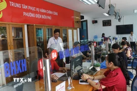 Cán bộ tiếp nhận hồ sơ giải quyết thủ tục cho người dân tại Trung tâm Phục vụ hành chính công phường Điện Biên Phủ (tỉnh Điện Biên) trong ngày đầu vận hành thử nghiệm. (Ảnh: Phan Quân/ TTXVN)