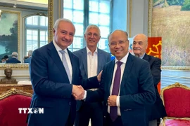 Thị trưởng Jean-Luc Moudenc tiếp Đại sứ Đinh Toàn Thắng tại Tòa thị chính. (Ảnh: Thu Hà/TTXVN)