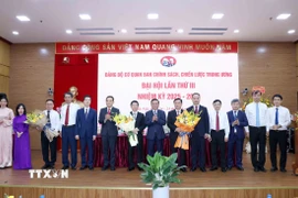 Đồng chí Trần Cẩm Tú, Ủy viên Bộ Chính trị, Thường trực Ban Bí thư chúc mừng Ban Chấp hành Đảng bộ cơ quan Ban Chính sách, Chiến lược Trung ương nhiệm kỳ 2025-2030. (Ảnh: Phương Hoa/TTXVN)