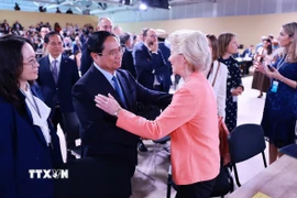 Thủ tướng Phạm Minh Chính gặp Chủ tịch Ủy ban châu Âu Ursula von der Leyen. (Ảnh: Dương Giang/TTXVN)