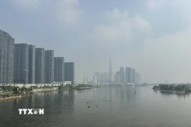 Sương mù bao phủ bầu trời Thành phố Hồ Chí Minh. (Ảnh: Hương Giang/TTXVN)