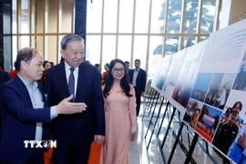 Tổng Bí thư Tô Lâm tham quan Trưng bày ảnh các hoạt động tiêu biểu của ngành Tuyên giáo và Dân vận năm 2025, do Thông tấn xã Việt Nam thực hiện. (Ảnh: Phương Hoa/TTXVN)