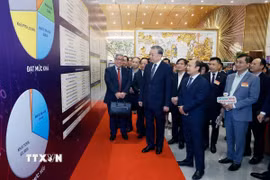 Tổng Bí thư Tô Lâm tham quan không gian trưng bày thành tựu chuyển đổi số trong báo chí. (Ảnh: Thống Nhất/TTXVN)
