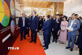 Tổng Bí thư Tô Lâm tham quan không gian trưng bày thành tựu chuyển đổi số trong báo chí tại Hội nghị tổng kết công tác tuyên giáo và dân vận năm 2025, triển khai nhiệm vụ năm 2026. (Ảnh: Thống Nhất/TTXVN)
