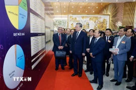 Tổng Bí thư Tô Lâm tham quan không gian trưng bày thành tựu chuyển đổi số trong báo chí. (Ảnh: Thống Nhất/TTXVN)