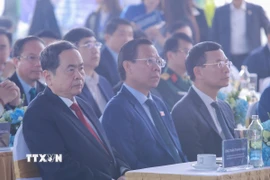 Chủ tịch Quốc hội Trần Thanh Mẫn và các đại biểu dự lễ khởi công Dự án trục đại lộ cảnh quan sông Hồng. (Ảnh: Phan Phương/TTXVN)