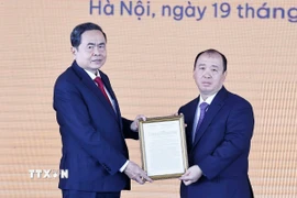 Chủ tịch Quốc hội Trần Thanh Mẫn trao Giấy phép đầu tư cho Liên danh các Nhà đầu tư Đại Quang Minh - Văn Phú - MIK Group - Thaco - T&T Group - Tập đoàn Hòa Phát. (Ảnh: Doãn Tấn/TTXVN)