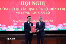 Ủy viên Bộ Chính trị, Bí thư Trung ương Đảng, Trưởng ban Tổ chức Trung ương Lê Minh Hưng trao quyết định cho tân Bí thư Tỉnh ủy Lạng Sơn Hoàng Quốc Khánh. (Ảnh: Văn Đạt/TTXVN)