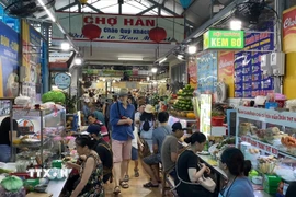 Khu ẩm thực của chợ Cồn luôn thu hút lượng lớn du khách đến thưởng thức các món đặc sản nổi tiếng của Đà Nẵng. (Ảnh Xuân Quý/TTXVN)