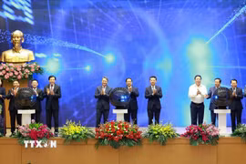 Thủ tướng Phạm Minh Chính và các đại biểu khai trương Cổng pháp luật quốc gia. (Ảnh: Dương Giang/TTXVN)